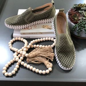 NWOT Ilse Jacobsen Tulip Slip-On Sneaker size 10 in Army Green with white sole